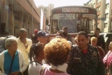 ¡ENTÉRESE! Por esta razón los pensionados trancaron la avenida Urdaneta este #23Jul (Ni el apagón los contuvo)