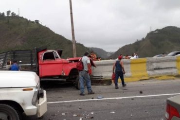 ¡INSÓLITO! Saquean camión cargado de cocos que tuvo un accidente en la autopista Valle-Coche (+Fotos)