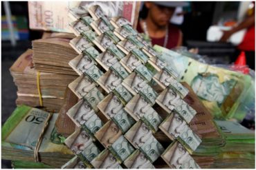 ¡DOLOR Y TRISTEZA! Así son las montañas de bolívares devaluados que botan en Apure (+Video)