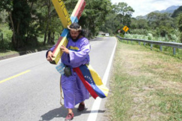 ¡ACTO DE FE! El peregrino venezolano que camina con una cruz del tricolor patrio a cuestas entre Colombia y Venezuela (+Video)