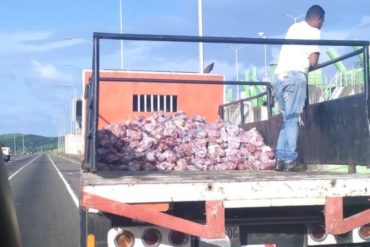 ¡POR DIOS! Así fue como trasladaron unas bolsas de carne que vendieron en una feria socialista en San Félix (+Fotos)