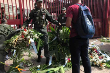 ¡VEA! GNB destrozó las flores que dejaron en la Comandancia de la Armada por el asesinato de Acosta Arévalo (+Fotos)