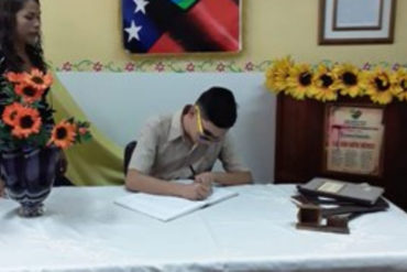 ¡GRANDE! Rufo Chacón supera obstáculos y firma este #26Jul el acta que lo certifica como bachiller (+Video)