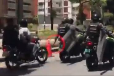 ¡VIOLENTO! Vea el momento en que PNB amenaza con un arma a fotógrafo para evitar que grabara el traslado del capitán Acosta (+Video)