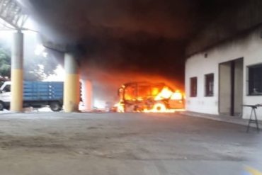 ¡ATENCIÓN! Reportan incendio en estacionamiento adyacente al Distribuidor La Araña (+Video) (+Fotos)