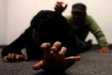 ¡ABOMINABLE! Adolescente es golpeada y abusada por un hombre, huye para pedir ayuda y su “rescatador” la viola también