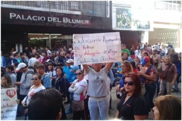 ¡ES ASÍ! “Si nosotros nos vamos no sabemos quién educará a los niños»: La advertencia de una maestra durante protesta por sueldos (+Video)