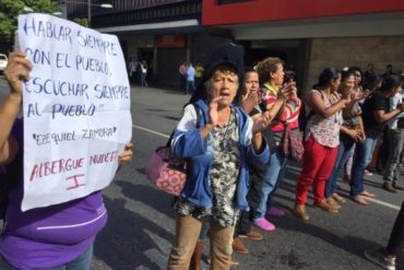 ¡FURIOSOS Y CANSADOS! Protestan este #30Jul frente al Ministerio para el Hábitat y Vivienda: Reclaman las casas que les prometieron