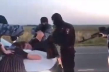 ¡CONMOVEDOR! Un ruso simula un insólito arresto para pedirle matrimonio a su novia (+Video +Vea lo que ella respondió)
