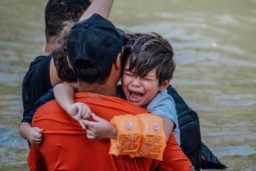 ¡EL LEGADO DE MADURO! Doloroso: venezolanos se unen a los migrantes que cruzan el caudaloso Río Bravo para llegar a EEUU y solicitar asilo (+Fotos)