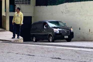 ¡VEA! Así avanza hacia el Cementerio del Este la carroza fúnebre con el cuerpo del capitán Acosta Arévalo: Habrá una «inhumación controlada» (+Video)