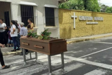 ¡DOLIDOS! No tenían para el entierro y atravesaron el ataúd en la entrada del cementerio de Naguanagua (+Fotos)