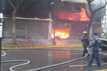 ¡LO ÚLTIMO! Extinguen incendio de gran magnitud que afectó a local comercial en Chacao (+Fotos)