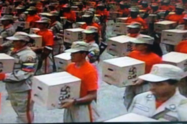 ¡DIGNIDAD POR EL PISO! Los milicianos desfilaron con las cajas CLAP en mano durante la conmemoración de la gesta civil del 5-J (+Video)