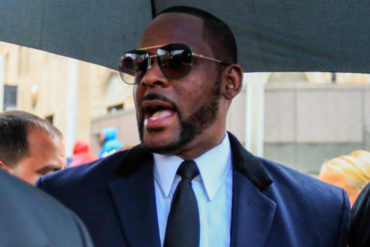 ¡ENTÉRESE! Detienen al famoso cantante R. Kelly por delitos sexuales contra 4 mujeres y pornografía infantil