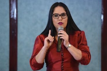 ¡BIEN DURO! Analistas tildan de «homófoba» y «xenófoba» a diputada panameña que desprecia a los venezolanos (le sacaron a relucir sus orígenes chinos)