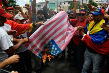¡QUÉ INDIGNANTE! Chavistas quemaron bandera de EEUU en marcha contra sanciones de Trump (+Fotos)