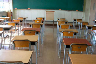 ¡INSÓLITO! A estudiante de bachillerato le tocó dar clases en el liceo ante la falta de profesores