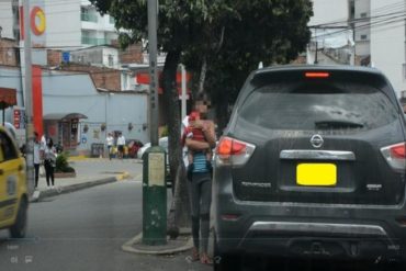 ¡ATENCIÓN! Autoridades colombianas expulsan a 2 venezolanos por usar a un niño para mendigar en las calles