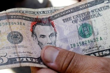 ¡PENDIENTE! Rayones o rasgaduras leves no restan valor al dólar, según expertos