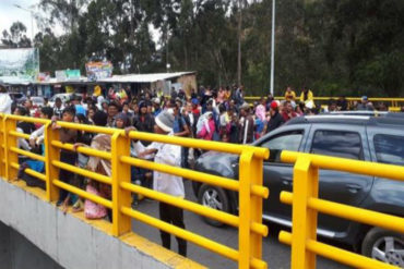 ¡ATENTOS! Cientos de venezolanos bloquean el paso en frontera entre Ecuador y Colombia por exigencia de visa