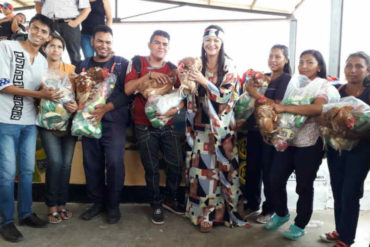 ¡POR FAVOR! Una bolsa de comida y  una gallina viva: El particular “obsequio” de la alcaldesa de la Guajira a estudiantes universitarios