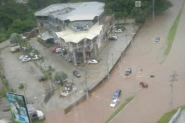¡CAOS! Colapso en las vías de Naguanagua tras fuertes lluvias este #28Ago (+Fotos +Video)