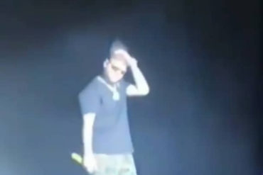 ¡NO PUEDE SER! El incidente en plena presentación que dejó expuesta la calvicie del cantante Farruko (+Video)