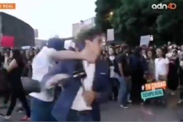 ¡QUÉ FUERTE! El momento en que un periodista fue agredido en medio de una protesta feminista en México (+Video)