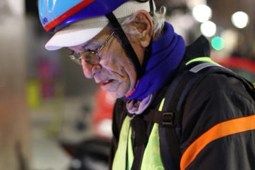 ¡MÍRELO! El abuelo venezolano, experto en materia petrolera, que se dedica a hacer delivery en Argentina (+Fotos +Video)