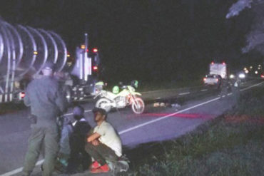 ¡TERRIBLE! Caminante venezolano murió tras caer de camión que le daba «la cola» en Colombia (Habrían intentado robarlo)