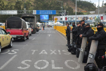 ¡DEBE SABERLO! Policía colombiana tomó frontera con Ecuador tras bloqueo a migrantes venezolanos