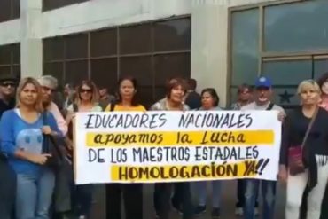 ¡HARTOS! Maestros protestaron frente a la Gobernación de Aragua para exigir salarios dignos (Nadie los atendió)