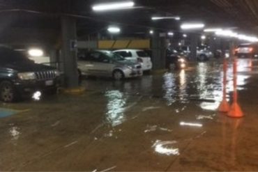 ¡TERRIBLE! Así de inundado quedó el estacionamiento del Sambil de Valencia tras fuertes lluvias (+Fotos +Video)