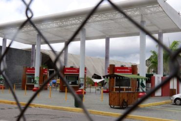 ¡VEA! El penoso show de luces con el que adornaron los accesos al Teleférico de Caracas para adelantar las “navidades felices” en el país (+Fotos)