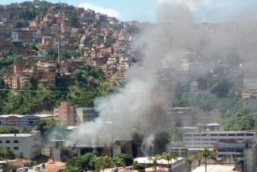 ¡GRAVE! Bomberos aún controlan incendio en edificio de Palo Verde (+Video)