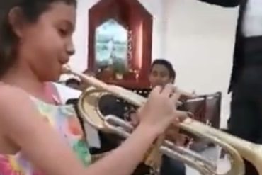 ¡IMPRESIONANTE! La niña prodigio musical que perdió su instrumento al huir de la crisis en Venezuela (+Video)