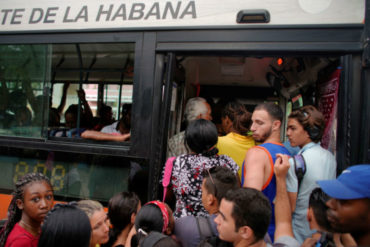 ¡VÉALOS! Los videos del caos que viven los cubanos ante la falta de transporte y combustible
