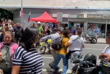 ¡SEPA! SNTP denuncia que un chavista agredió a equipo reporteril de Analítica.com en alrededores de la AN: Intentó también robarlos (+Video)