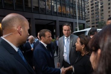 ¡QUÉ DETALLE! Macron se acercó a la protesta de migrantes venezolanos en las adyacencias de la ONU