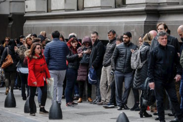 ¡ATENCIÓN! Argentinos hacen largas colas para sacar sus ahorros de los bancos ante nuevas restricciones cambiarias