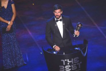 ¡SE LO CONTAMOS! Alisson Becker, el sexy arquero de Brasil, recibió este lunes el premio The Best de la FIFA al mejor arquero de 2019 (+Videos)