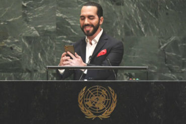 ¡AH, OK! El presidente de El Salvador se tomó un selfie en el estrado de la ONU para denunciar el «formato obsoleto» de la Asamblea General (+Video)