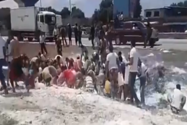 ¡INSÓLITO! Ciudadanos recogieron harina de trigo que cayó a la vía tras volcarse gandola (+Video)