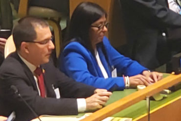 ¡VEA! Así se acomodó Delcy Rodríguez en la plenaria de la Asamblea General de la ONU (lleva una foto de Guaidó  +Videos)