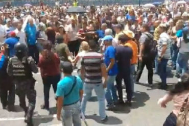 ¡GRAVE! Denuncian que presuntos miembros de “Chamba Juvenil” se enfrentaron a manifestantes frente al ministerio de Educación