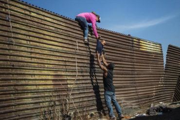 ¡SEPA! La historia de una venezolana que solicitó asilo en la frontera de México con EEUU: «Me pusieron unas esposas en los pies»