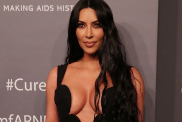 ¡VÉALA! Kim Kardashian paralizó el internet tras mostrar sus espectaculares curvas al natural con este diminuto bikini (+Fotos)