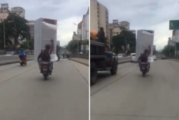 ¡A LO QUE LLEGAMOS! Trasladan una nevera en moto por plena avenida Libertador: «Le echaron bol*s» (+Video)