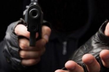 ¡TERRIBLE! Niño de diez años mató accidentalmente a adolescente de 13 con el arma del subdirector de la policía de Baralt en Zulia